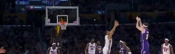 开云-里夫斯末节一个人打出8-0反超76人，湖人全场球迷高喊MVP